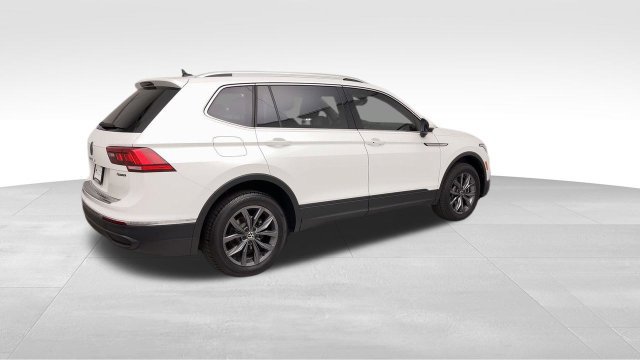 Used 2023 Volkswagen Tiguan SE AWD/4WD image 2