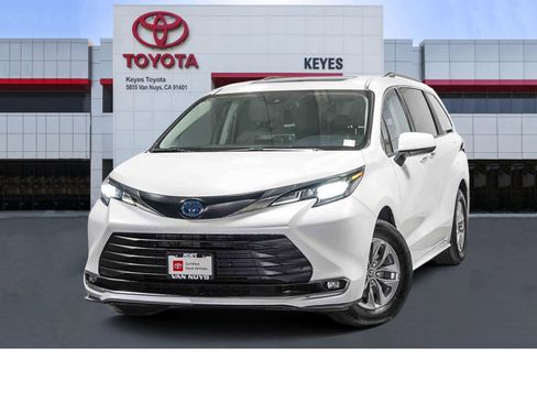 Certified 2024 Toyota Sienna XLE FWD image 1