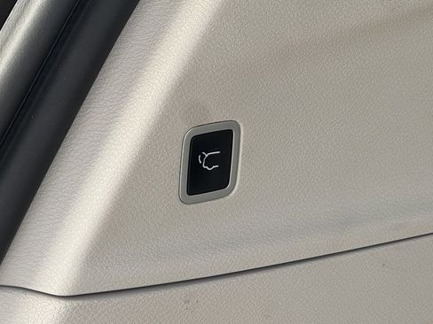 Used 2024 Chrysler Pacifica Touring-L image 10