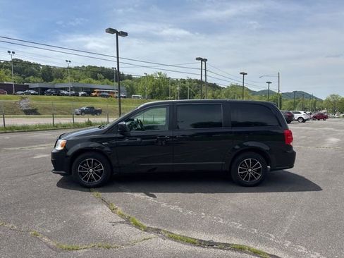 Used 2018 Dodge Grand Caravan SE FWD image 5