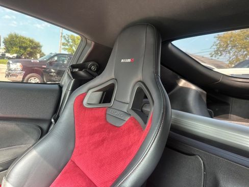 Used 2019 Nissan 370Z NISMO RWD image 18