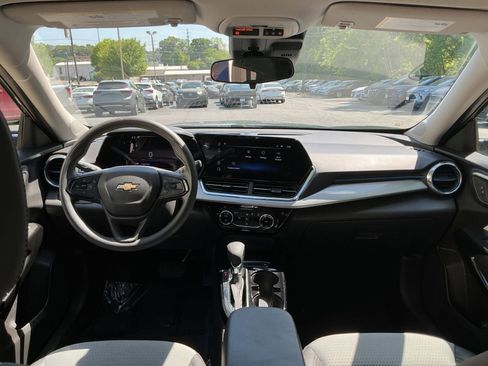 Used 2025 Chevrolet Trax LT FWD image 28