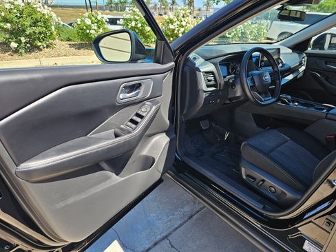 Used 2025 Nissan Rogue SV image 15