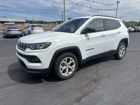 Used 2024 Jeep Compass Latitude AWD/4WD image 8