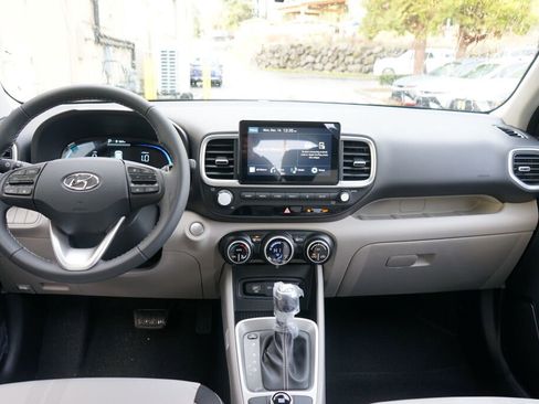Certified 2025 Hyundai Venue SEL image 11