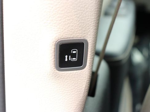 Used 2024 Chrysler Pacifica Touring-L FWD image 32