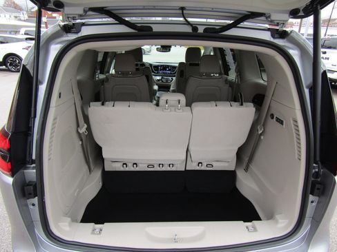 Used 2021 Chrysler Pacifica Limited w/ Uconnect Theater Family Group image 16