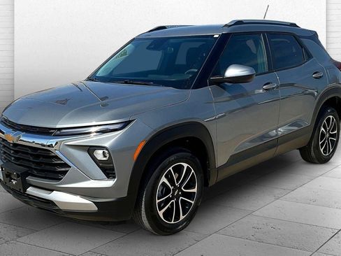 Used 2025 Chevrolet TrailBlazer LT image 3