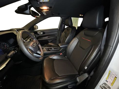 Used 2025 Jeep Compass Trailhawk AWD/4WD image 9