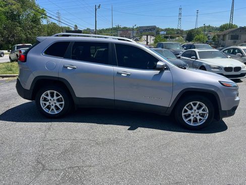Used 2018 Jeep Cherokee Latitude Plus w/ Comfort/Convenience Group image 7