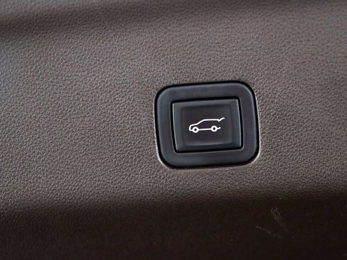 Used 2023 Chevrolet Suburban Z71 w/ Luxury Package image 35