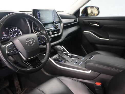 Used 2021 Toyota Highlander XLE AWD/4WD image 23