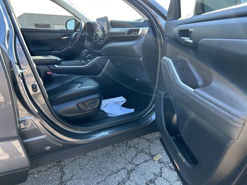 Used 2023 Toyota Highlander XLE image 19