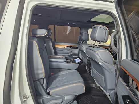 Used 2022 Jeep Grand Wagoneer Series III image 13