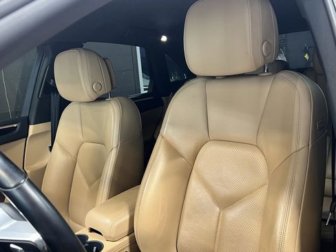 Used 2018 Porsche Macan w/ Premium Package image 12