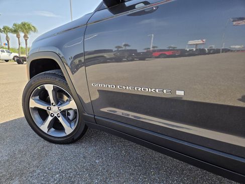 New 2026 Jeep Grand Cherokee Limited RWD image 11