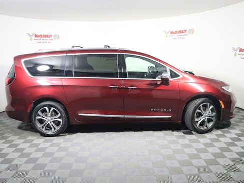 Used 2022 Chrysler Pacifica Pinnacle AWD/4WD image 3