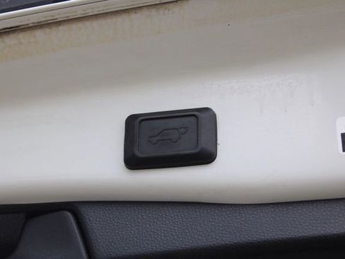 Used 2019 Toyota RAV4 Limited image 10