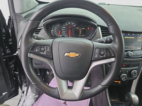 Used 2022 Chevrolet Trax LT w/ LT Convenience Package image 12
