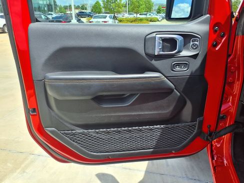 Used 2025 Jeep Wrangler Unlimited Sahara AWD/4WD image 14
