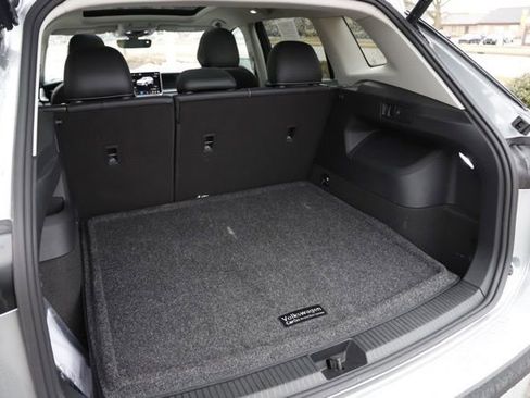 Used 2025 Volkswagen Tiguan SE w/ Panoramic Sunroof Package image 7