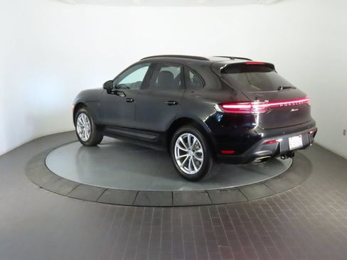 Certified 2025 Porsche Macan AWD/4WD image 3