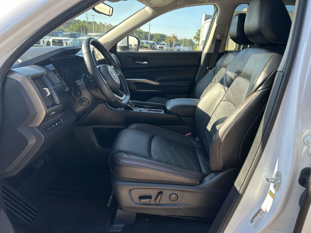 Used 2025 Nissan Pathfinder Platinum w/ Cargo Package FWD image 10