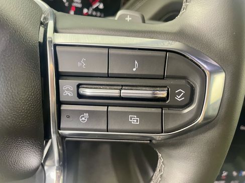 Used 2025 GMC Yukon XL Denali AWD/4WD image 18