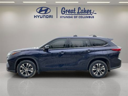 Used 2020 Toyota Highlander XLE image 2