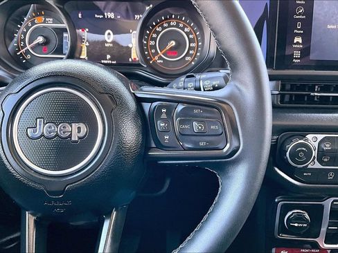 Certified 2025 Jeep Wrangler Unlimited Rubicon w/ Convenience Group AWD/4WD image 7