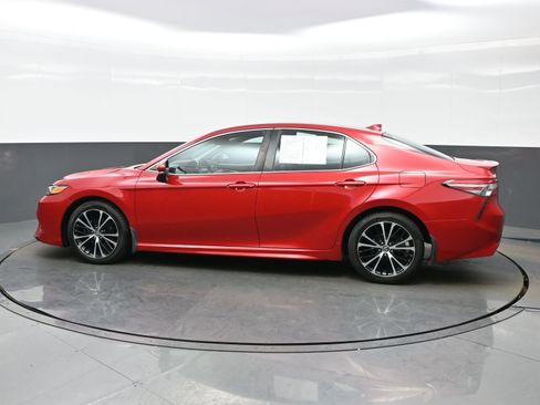 Used 2019 Toyota Camry SE image 3