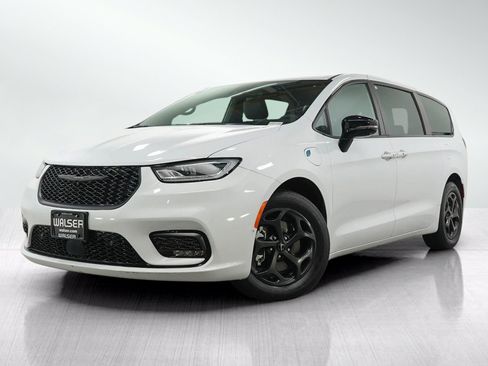 Used 2024 Chrysler Pacifica Limited FWD image 1