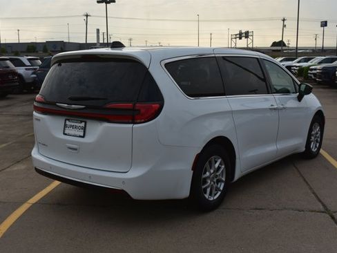 Used 2024 Chrysler Pacifica Touring-L FWD image 5