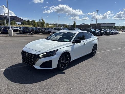 Used 2023 Nissan Altima 2.5 SR w/ SR Premium Package image 7