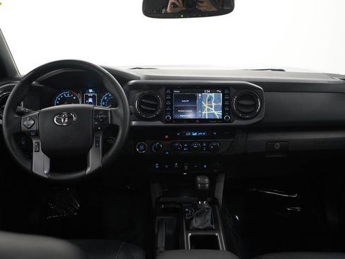 Used 2022 Toyota Tacoma TRD Off-Road w/ TRD Premium Off Road Package AWD/4WD image 16