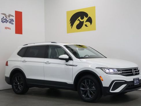 Used 2022 Volkswagen Tiguan SE w/ Panoramic Sunroof Package AWD/4WD image 1