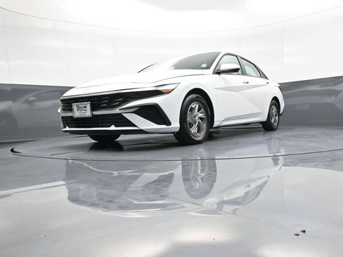 Certified 2025 Hyundai Elantra SE w/ Cargo Package FWD image 25