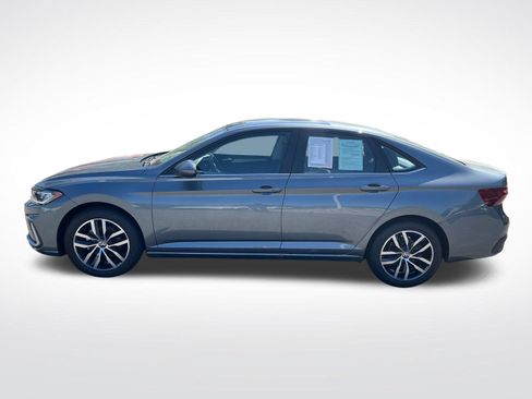 Used 2025 Volkswagen Jetta SE FWD image 2