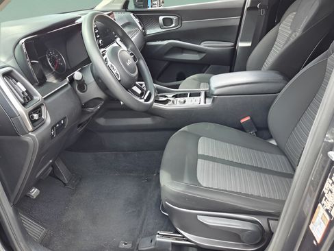 Used 2022 Kia Sorento LX FWD image 9