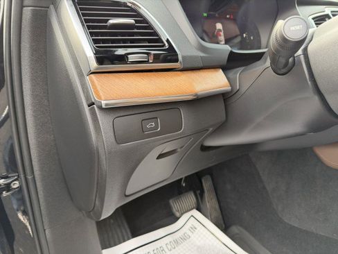 Used 2024 Volvo XC90 B5 Plus w/ Protection Package Premier image 15