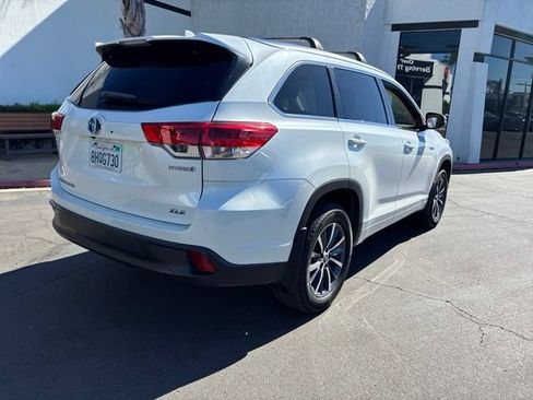 Used 2017 Toyota Highlander XLE w/ Carpet Mat Package AWD/4WD image 12
