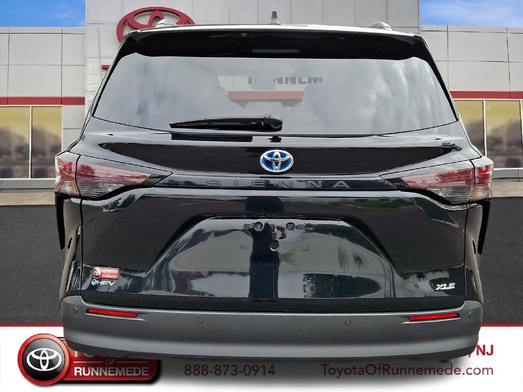 Certified 2025 Toyota Sienna XLE FWD image 5