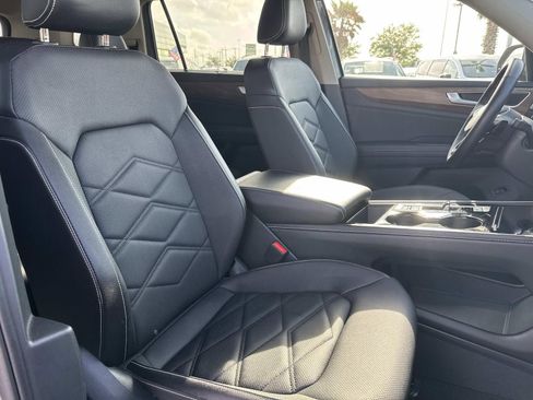 Used 2025 Volkswagen Atlas SE FWD image 12