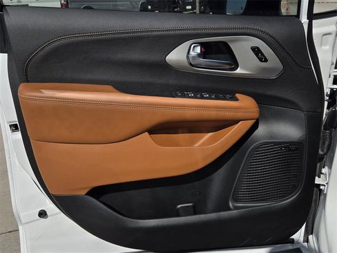 New 2026 Chrysler Pacifica Pinnacle w/ Trailer Tow Group image 18