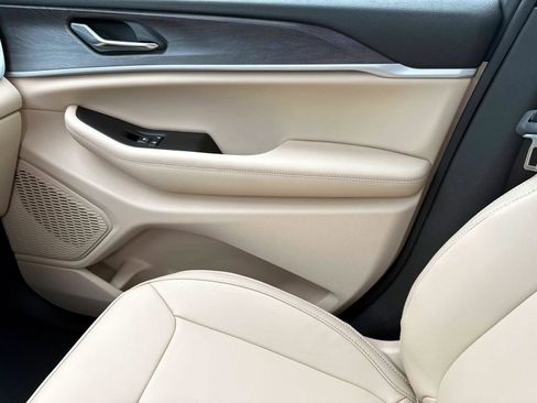 New 2025 Jeep Grand Cherokee Limited image 18