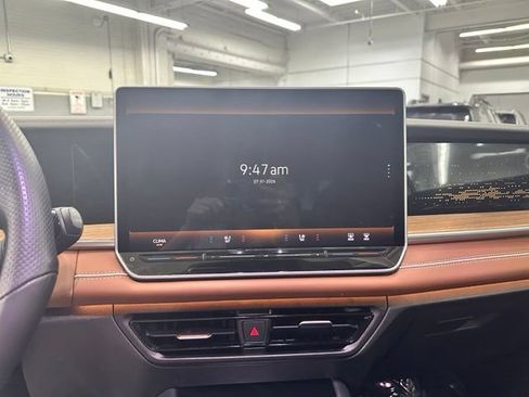 Used 2026 Volkswagen Tiguan SEL R-Line AWD/4WD image 5