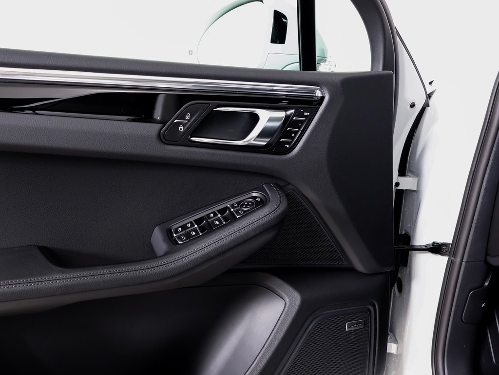 Certified 2025 Porsche Macan AWD/4WD image 21