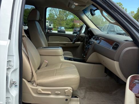 Used 2009 Chevrolet Suburban LT AWD/4WD image 11