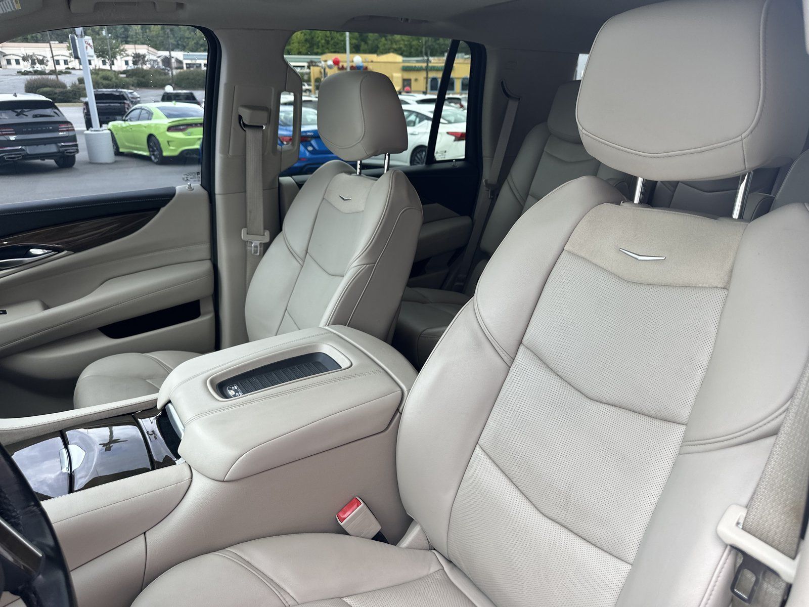Used 2020 Cadillac Escalade Luxury AWD/4WD image 16