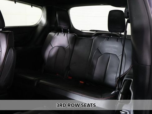 Used 2020 Chrysler Pacifica Limited image 10